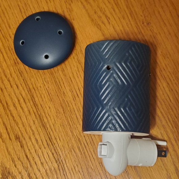 Wall Plug In Ceramic Wax Warmer - Picture 2 of 8